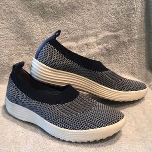 Bionica Womens casual slip-ons in size 9 in navy and white elasticized fabric.